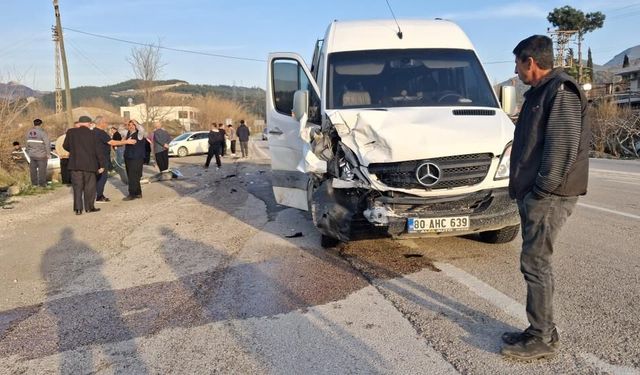 Minibüs ile otomobil çarpıştı, yaralılar var