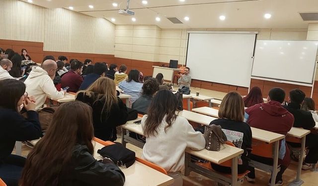 Ödüllü Yönetmen Özkan Emre, Egeli iletişimcilerle buluştu