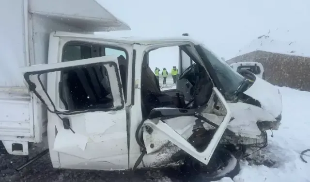 Otomobil ile kamyonet kafa kafaya çarpıştı: 1 ölü, 8 yaralı