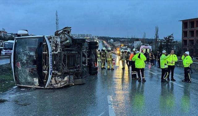 Bariyerlere çarpan servis aracı devrildi: 27 yaşındaki genç öldü, 9 kişi yaralandı