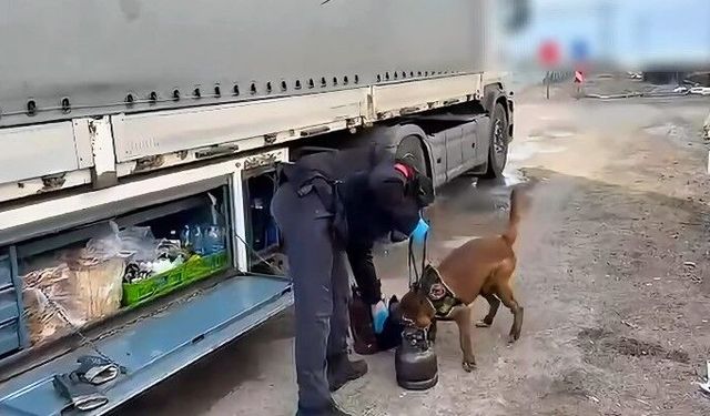 Şok operasyon: Tüp içine gizlenmiş 8 kilo metamfetamin ele geçirildi