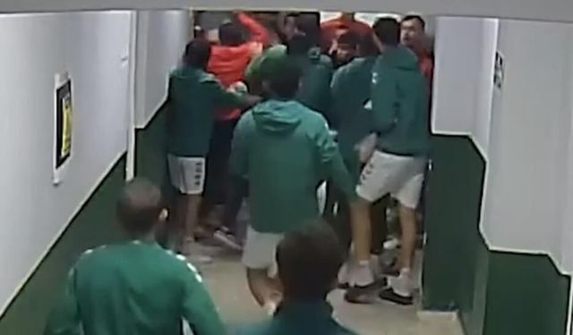 Maç öncesi şok görüntüler: Krampon ve yumruklar havada uçuştu!