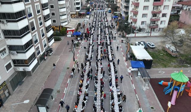 Torbalı'da Ramazan coşkusu: 3 bin kişi aynı sofrada