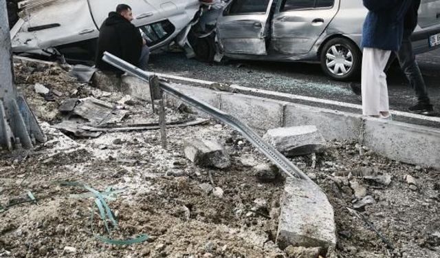 Trafik felç oldu: İki otomobil çarpıştı, yaralılıar var!