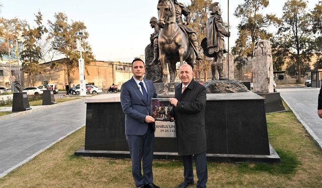 Ümit Özdağ, Bornova’daki Abide-i Hürriyet Meydanı’nı ziyaret etti