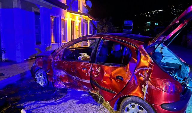 Otomobil eve daldı: 4'ü çocuk 9 kişi yaralandı