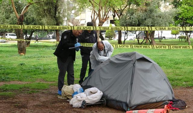 Parkta çadırda yaşayan adam ölü bulundu