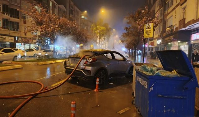 Aile içi tartışma korkunç bitti: Babasının aracını ateşe verdi!
