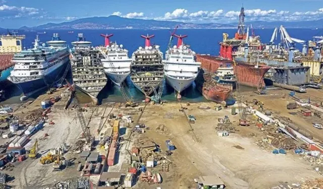 İzmir Aliağa'da gemi söküm tesisinde üzerine parça düşen işçi hayatını kaybetti