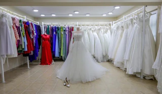 Bayraklı’da evlenecek çiftlere ücretsiz gelinlik ve damatlık desteği