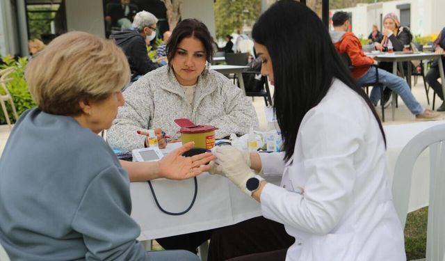Bayraklı’da 'Sağlık Haftası' etkinlikleri: Yüzlerce kişiye ücretsiz hizmet