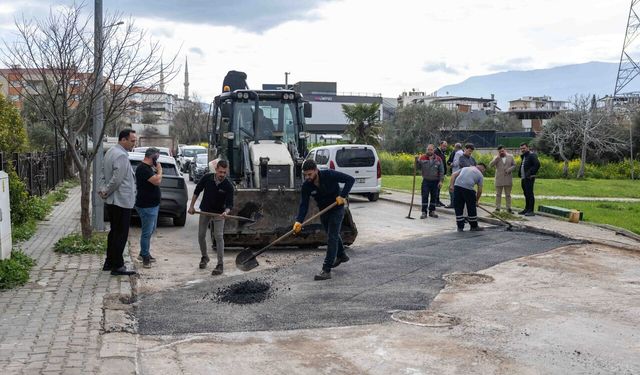 Bornova’da yol seferberliği: 90 günde 722 çukura müdahale