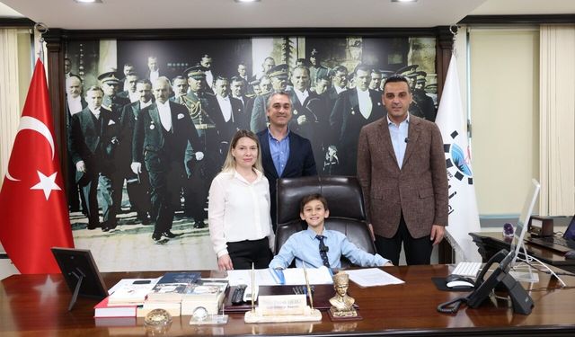 Çiğli’de 23 Nisan coşkusu: Başkan Yıldız koltuğunu üç miniğe emanet etti