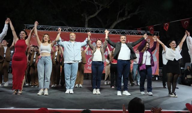 Dikili’de dans gecesi: Sahneye çıkan her yaştan kursiyer büyüledi