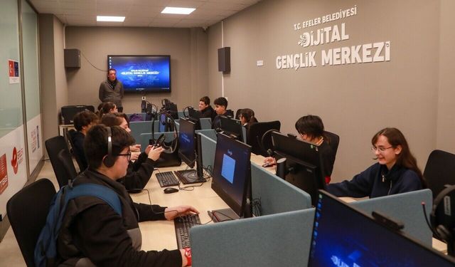Efeler’de Dijital Gençlik Merkezi ilgi odağı oldu