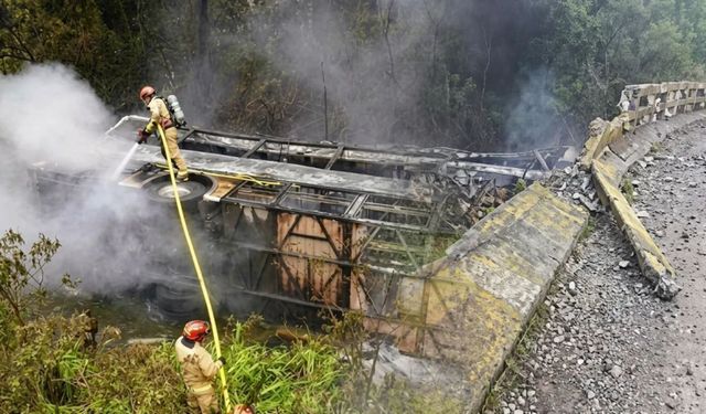 Ekvador'da yolcu otobüsü uçuruma yuvarlandı: 11 ölü, 20 yaralı