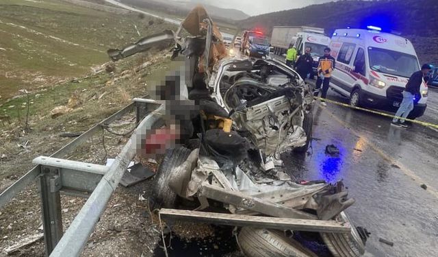 Feci kaza: Tır ile otomobil kafa kafaya çarpıştı, ölü ve yaralılar var!