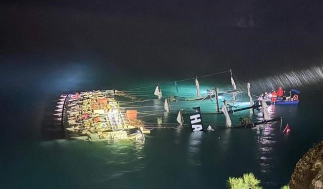 Fırtınada sürüklenen tekne kayalıklara çarptı: 1 ölü