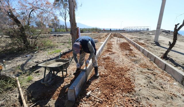 Gümüldür sahilinde yürüyüş yolu yenileniyor