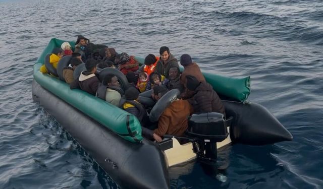 İzmir açıklarında göçmen operasyonu: 10’u çocuk 43 kişi yakalandı