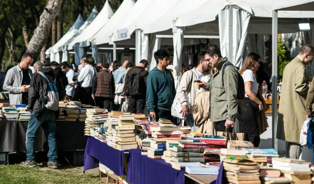 İzmir Kitap Fuarı’nda ikinci gün yoğunluğu yaşandı