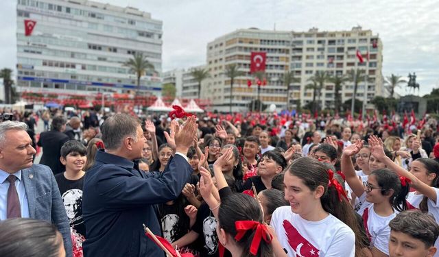 İzmir’de 23 Nisan coşkusu Cumhuriyet Meydanı’nı doldurdu