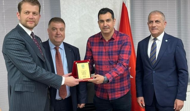 İzmir’de duyarlı taksiciye yılın 'en iyi taksicisi' ödülü verildi