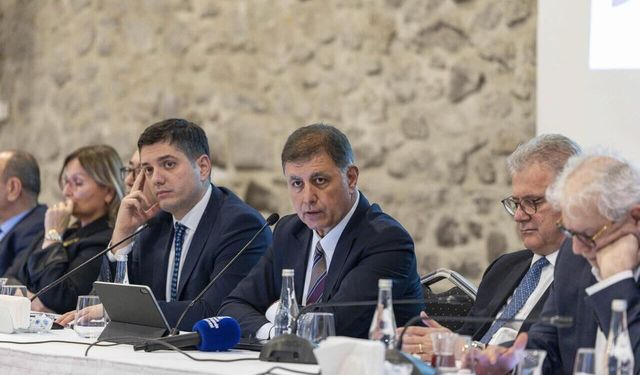 İzmir’de enerji güvenliği masada: “Şehirler kendi sistemlerini kurmalı”