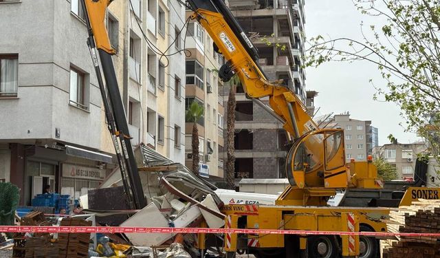 İzmir’de inşaat kulübesinin üzerine vinç düşmesiyle 3 işçi yaralandı