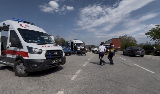 İzmir’de kavşakta feci çarpışma: Yaralılar arasında çocuklar da var!