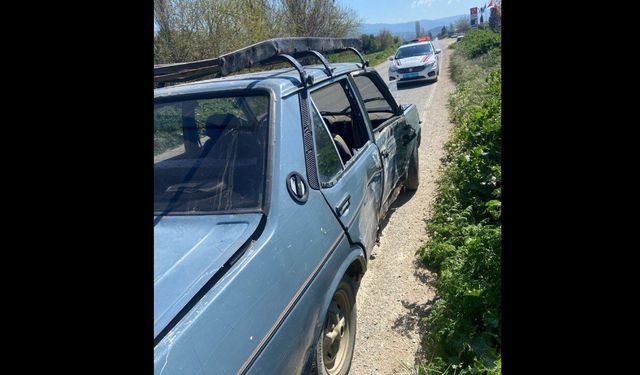 İzmir'de kamyonet ile otomobil çarpıştı, karı koca yaralandı