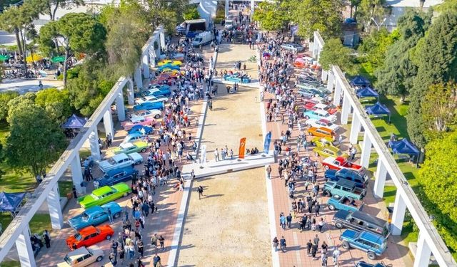 İzmir’de klasik otomobil rüzgârı: Kültürpark’ta nostalji dolu iki gün