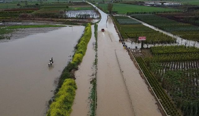 İzmir'de etkili olan sağanak yağış günlük yaşamı olumsuz etkiledi