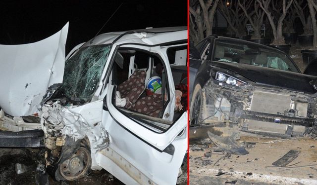 İzmir'de hafif ticari araç, otomobil ve traktörün karıştığı kazada 4 kişi yaralandı