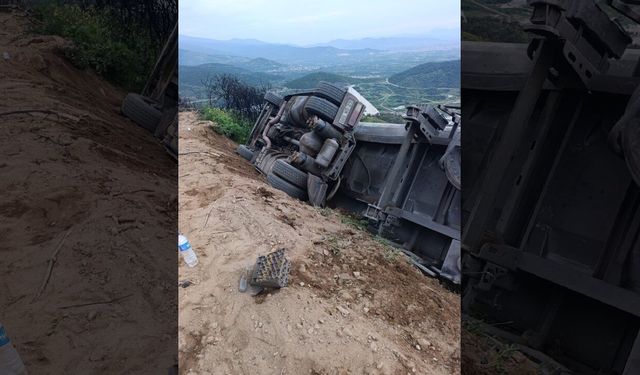 İzmir Ödemiş'te şarampole devrilen kamyonun sürücüsü yaralandı