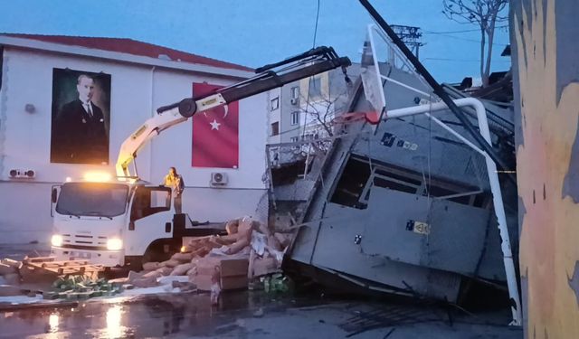 Konak'ta freni boşalan kamyon okul bahçesine uçtu: Sürücü ağır yaralı