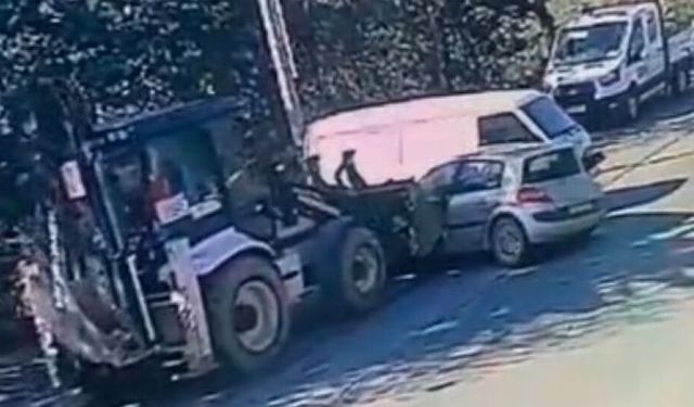 Kontrolden çıkan kepçe d*hşet saçtı: Park halindeki araçlar metrelerece sürükledi