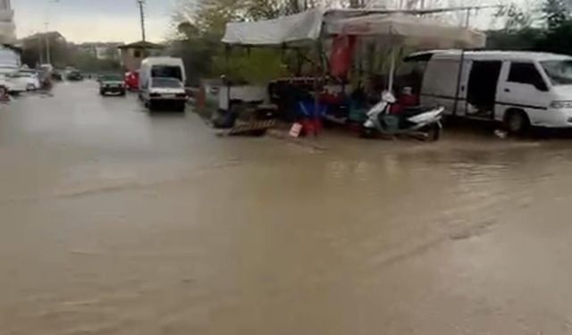 Ödemiş’te sağanak hayatı olumsuz etkiledi: Cadde ve sokaklar göle döndü