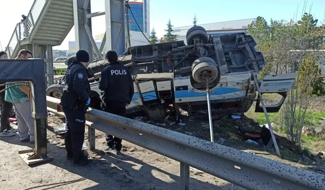 Halk otobüsünün üst geçide çarptığı kazada ölen 5 kişinin kimliği belirlendi