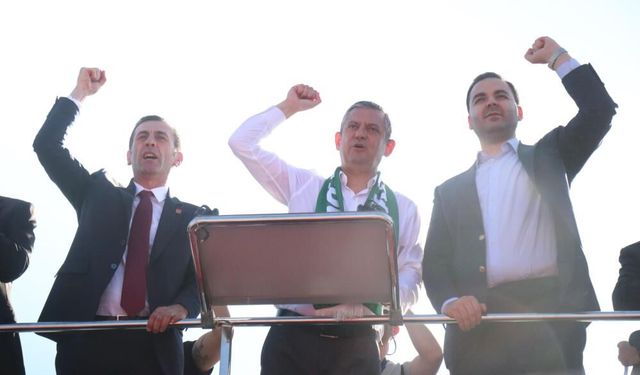 Özgür Özel’den Sakarya mitinginde sert mesajlar: Adım adım kurtuluşa yürüyoruz!