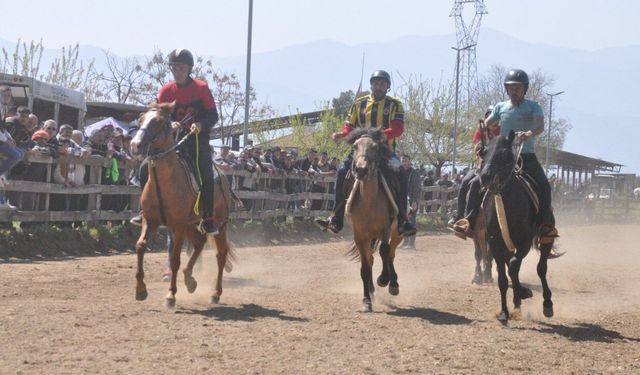 İzmir Ödemiş'te rahvan at yarışları düzenlendi