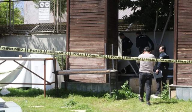 Reklam panosunda ceset bulundu