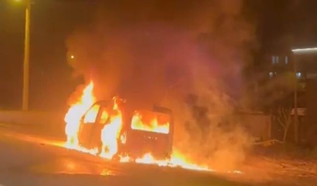 Seyir halindeki araç alev topuna döndü: Sürücü gözyaşlarına boğuldu