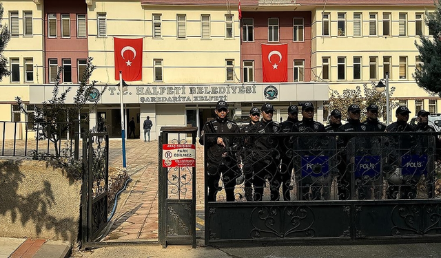 SON DAKİKA | Halfeti Belediyesi'ne operasyon: Eski belediye başkanı dahil 47 kişi gözaltında!