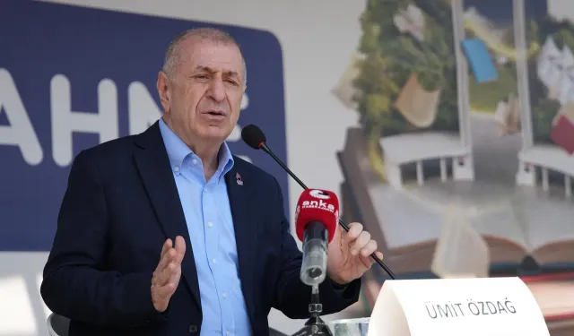 Ümit Özdağ İzmir Kitap Fuarı’nda okurlarla buluştu