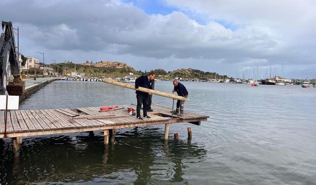 Foça’da iskeleler yenilendi, yaz sezonuna hazır hale getirildi