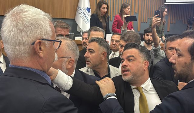 İzmir Büyükşehir Meclisi’nde gergin oturum: Tartışmalar büyüdü, meclis karıştı