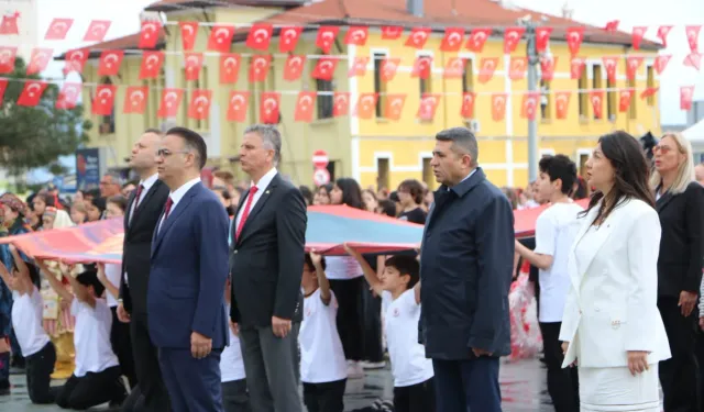 İzmir’de 23 Nisan coşkusu Cumhuriyet Meydanı’nda başladı