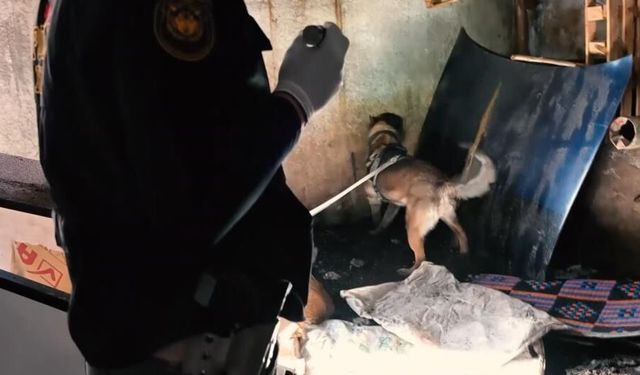 Zehir tacirlerine operasyon: 9 evde arama, çok sayıda madde ele geçirildi