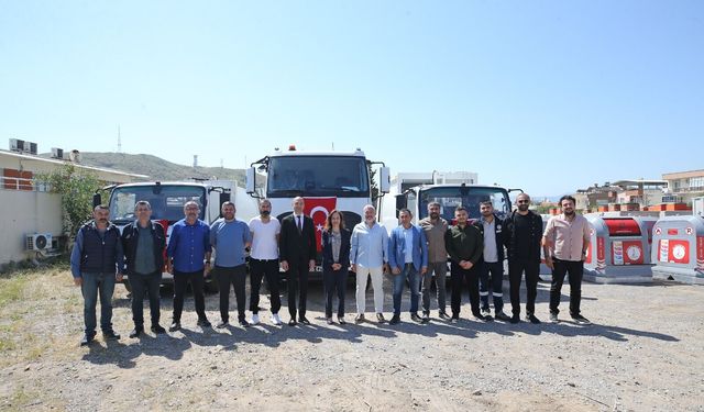 TBB'den Karşıyaka Belediyesi'ne üç yeni çöp kamyonu hibe edildi